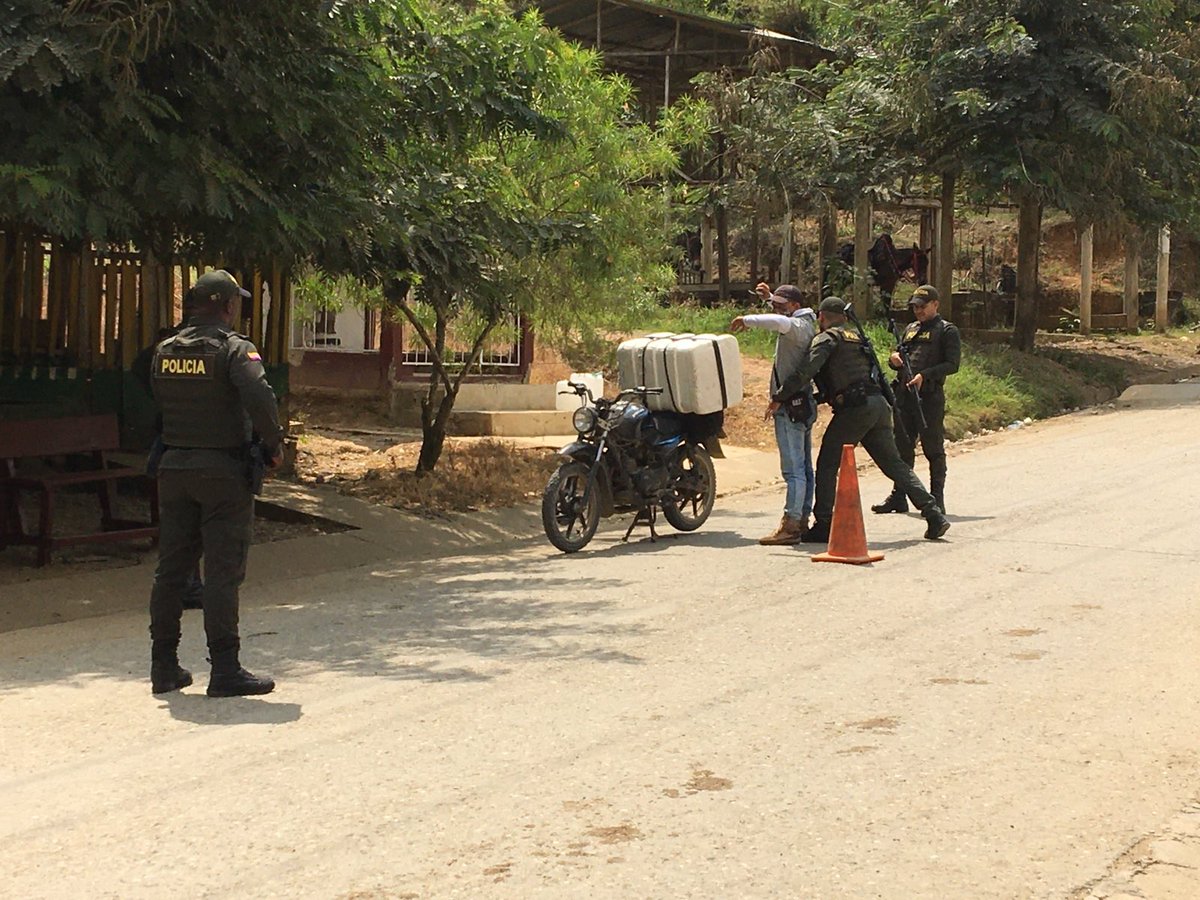 Nuestra Policía del corregimiento Pueblo Bello, continúa realizando acompañamiento a la Institución   Educativa y la zona comercial, con el objetivo de prevenir alteraciones del orden público.