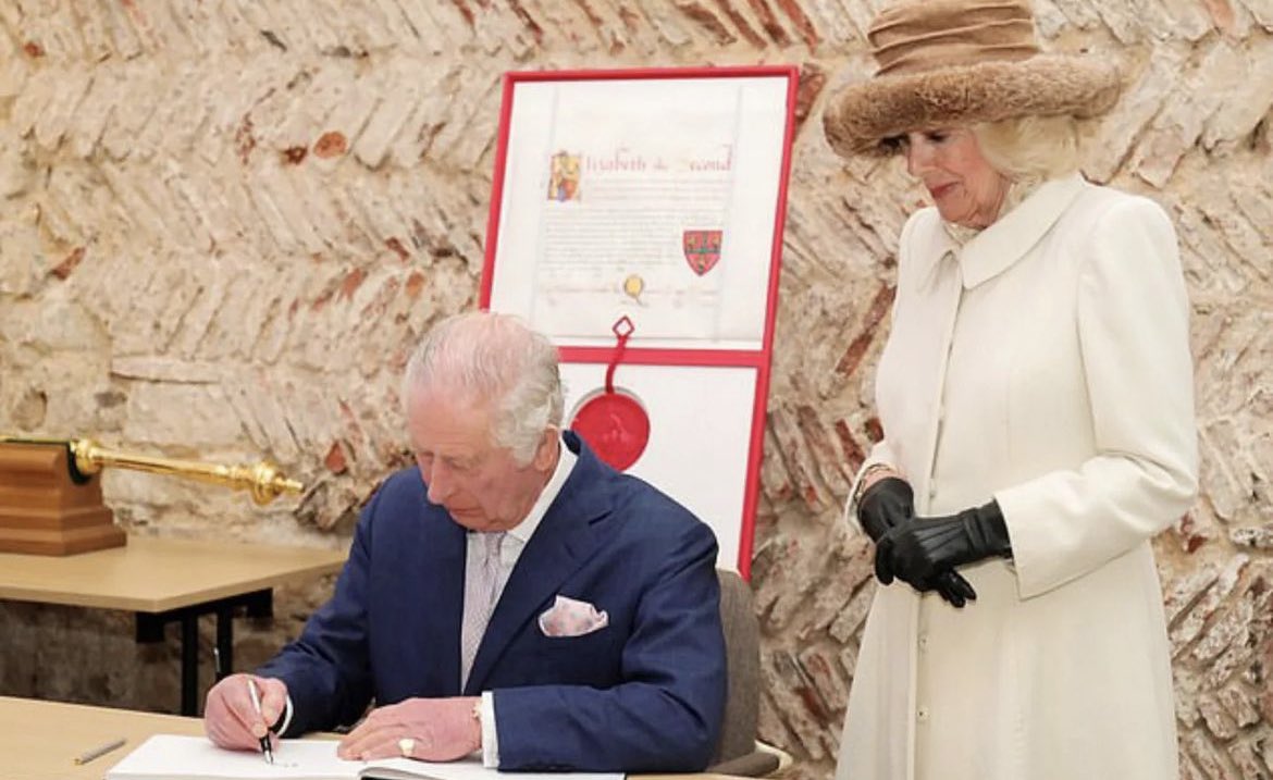 Their Majesties unveiled the name of @ColchesterZoo’s new baby rhino🦏

The following engagement was at Colchester Library 📚in Trinity Square for afternoon tea and to meet Age UK volunteers and learn about the library's impact in the community through the Essex Year of Reading.