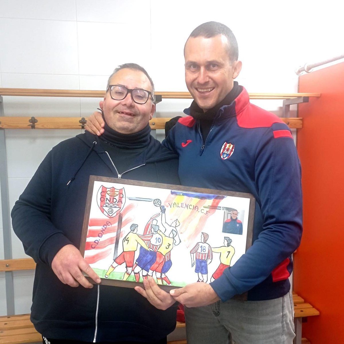 Ayer nuestro queridísimo Juan Abel quiso darle una sorpresa a nuestro mister y regalarle esta obra de arte realizada por él mismo🖼️

Detalle hecho con mucha ilusión y mucho amor❤️🔴⚪️

Seguro que a @77fernan77 le ha hecho mucha ilusión💫

Muchas gracias Juan Abel💪😘