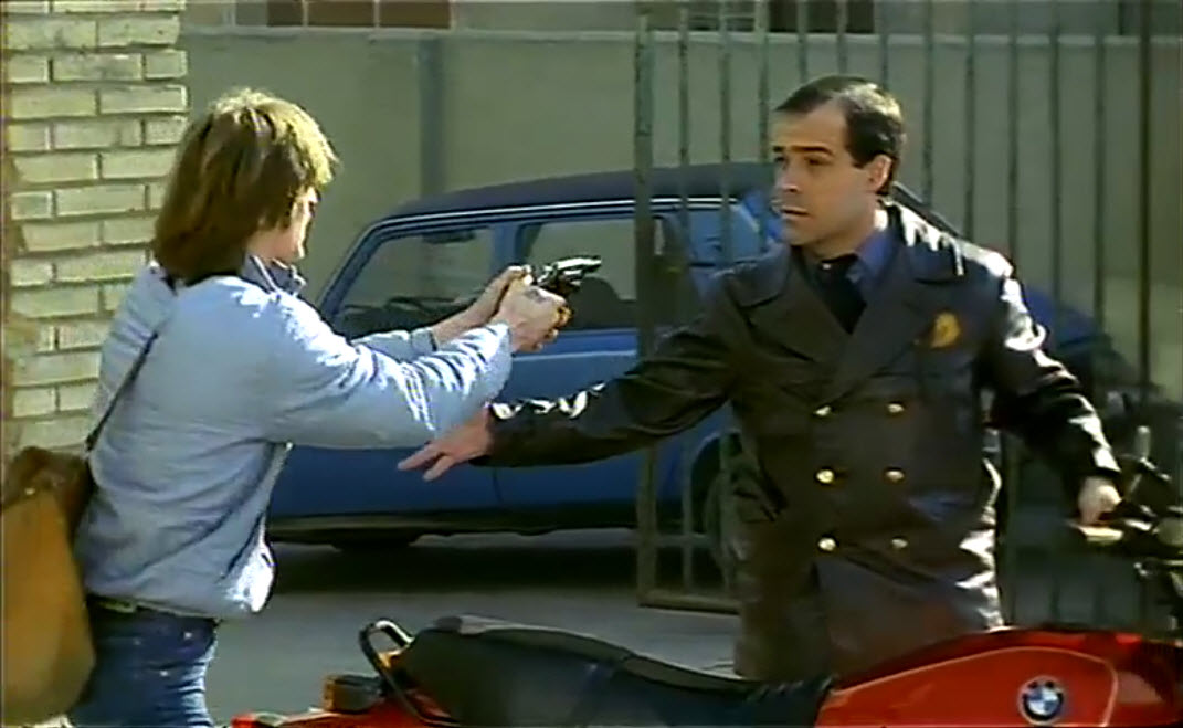 cabemallo's tweet image. Cuando no sabemos que ver, ponemos una quinqui!!!La última fue "La reina del mate": carteros, caballo, mates y argentinos. La vimos el el paco ruso (OK?😉)... con la actuación de El Pirri (erpirrrrri!)  y Resines con pelo #FrameFatale @AxelKuschevatzk  @sancalori