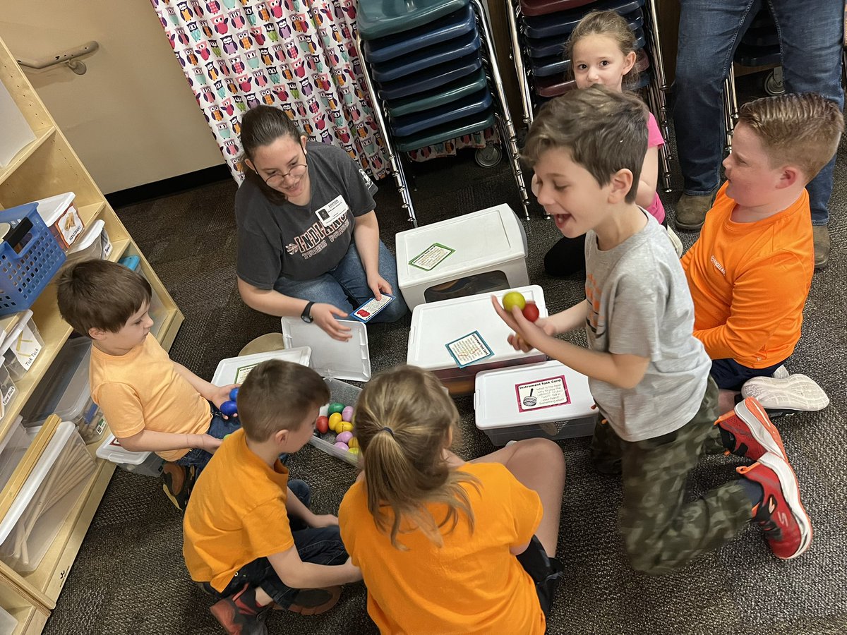 Kindergarten had so much fun with our seniors today for #seniorlegacyday in <a href="/GreenevilleCity/">GCS</a>   <a href="/drlanaluttrell/">Lana Luttrell</a> <a href="/TVKindergarten/">Tusculum View Kindergarten</a> #tvtigers2023
