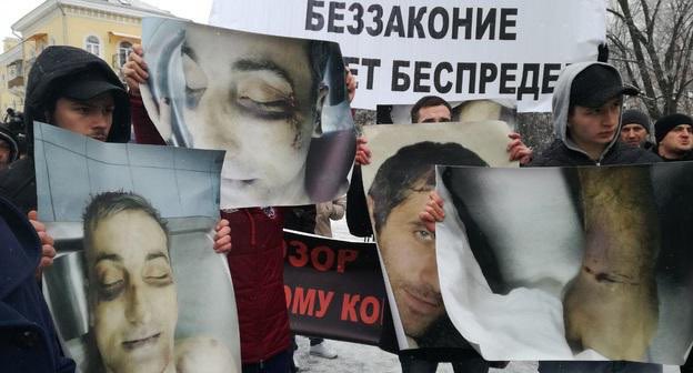 В Осетии отменили обвинительный приговор экс-полицейским по делу о пытках и смерти задержанного.

В октябре 2015 года Владимира Цкаева несколько часов избивали и пытали сотрудники полиции Владикавказа на допросе. 1 ноября Владимир умер в больнице. 

Вдове убитого — Земфире