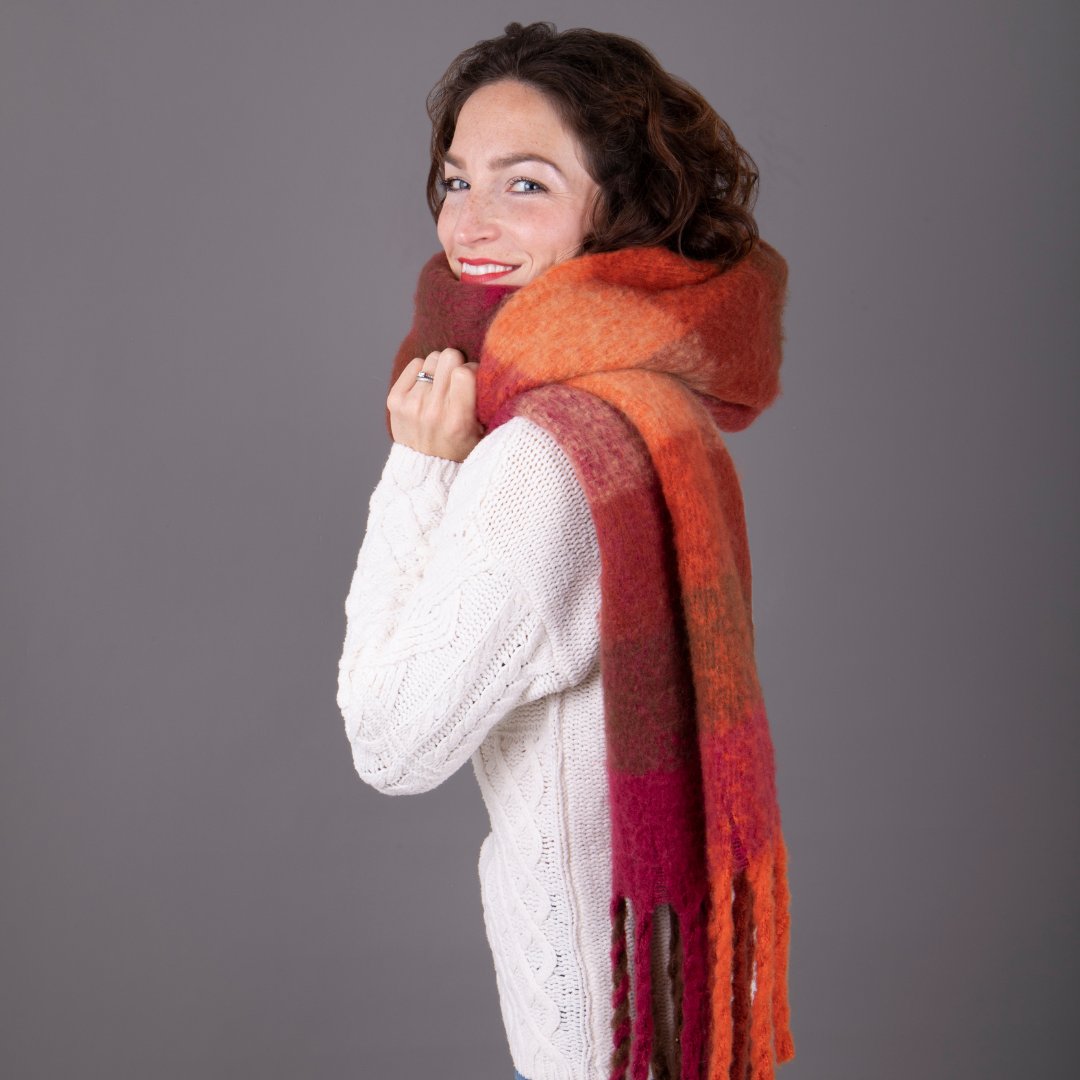 Styling tip 💡 Layering a thick scarf on top of your daywear adds a pop of colour to your outfit AND keeps you cosy.

Shop our gorgeous totes Chunky Check Woven Scarf now!