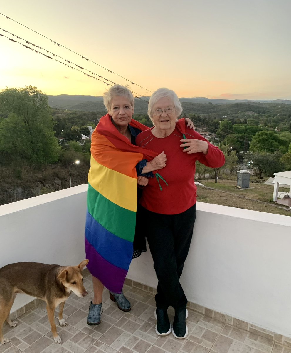 En el Día de la Visibilidad Lésbica quiero hablar de mi abuela Mora. Está en pareja con Elsa hace más de 20 años, muchas veces la nombraron como “la amiga de mi abuela” aunque todxs sabíamos que no lo era y siempre fue parte de la familia.
Están juntas hasta el día de hoy💗