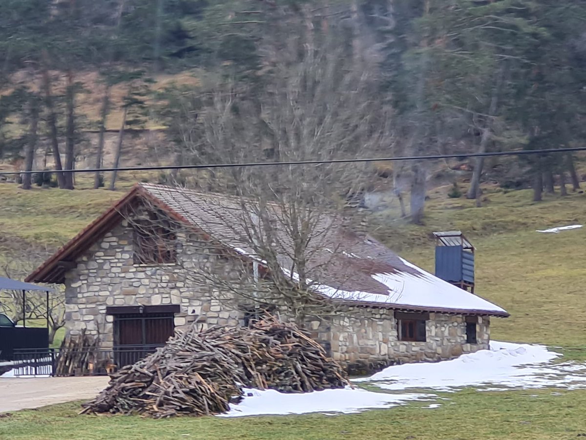 elsabaiao's tweet photo. Poco a poco el invierno se va difuminando para dar paso a la primavera. La lluvia es especialmente bien recibida.
Isaba (Pirineo navarro) https://t.co/qREBB8uSgW