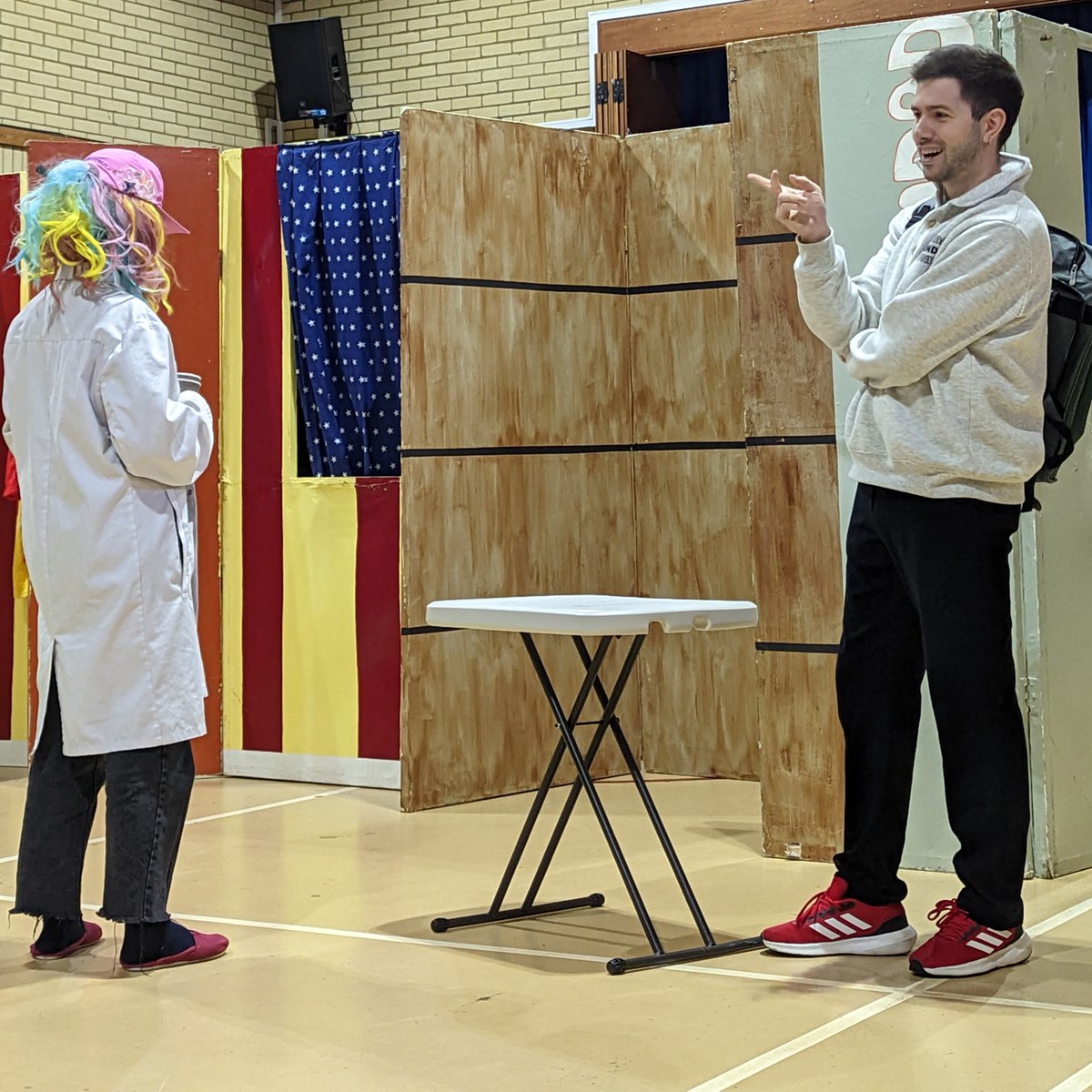 Years 5 & 6 are enjoying the Spanish play by Onatti productions! 🇪🇸

@OnattiProdsLtd 

#OnattiProductions #HabloEspanol #ELDRIC