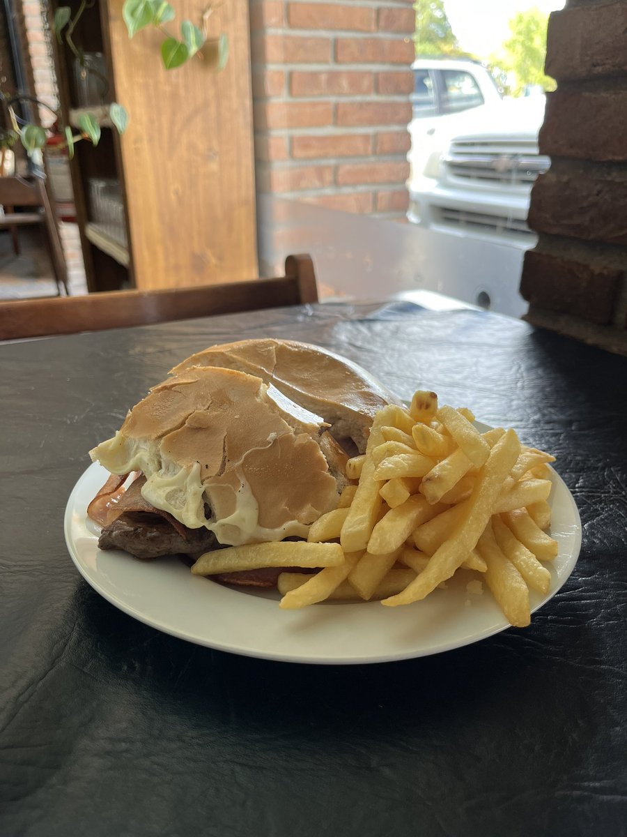 Comunidad twittera:
este ha sido catalogado como el mejor espécimen de su especie en la culinaria.
Concuerdan?

#chivitouruguayo