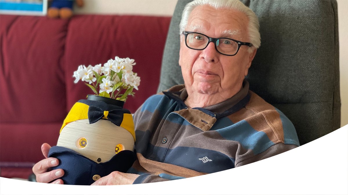 ZonMw's tweet image. 65 minuten per cliënt per week vrijgemaakt, meer eigen regie én langer thuis wonen met #zorgrobot Tessa. Zorgorganisaties @VitalisWoonZorg, @LandvanHorne en Sint Anna Klooster ontvingen SET-covid-subsidie. Lees de resultaten van deze pilot @icthealth_NL → bit.ly/3Za6uil