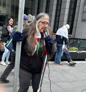 AnarchoZionist's tweet photo. JVP's Lynn Gottlieb does her version of a #Purim Shpiel in front of @IsraelinSF , accusing Israel of genocide, ethnic cleansing, and the collapse of bee colonies worldwide https://t.co/F1WS9dp7gx