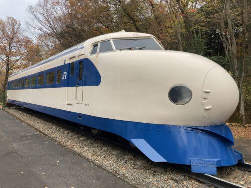DATE87067447's tweet photo. @MOGalaxyscalep1 青梅市は鉄道���園があって、そこのメインの新幹線くんをモチーフに描きました！😍🙌
調べてみたら…0系新幹線🔍らしいです✊ https://t.co/y7n9CQRuE3