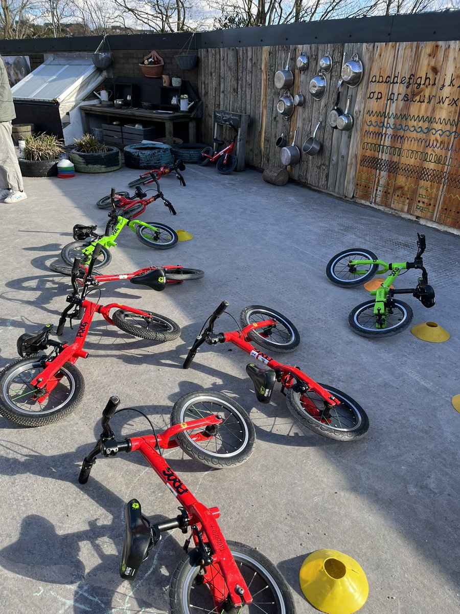 Fantastic balance bike staff training session hosted by @PoplarsFarmSch this afternoon including community leaders from @WindhillCCentre #boltonwoodscommunitycentre #bradfordnewchurch @JoinUsMovePlay #swindywoods @KammySiddique @KarlJohn1993