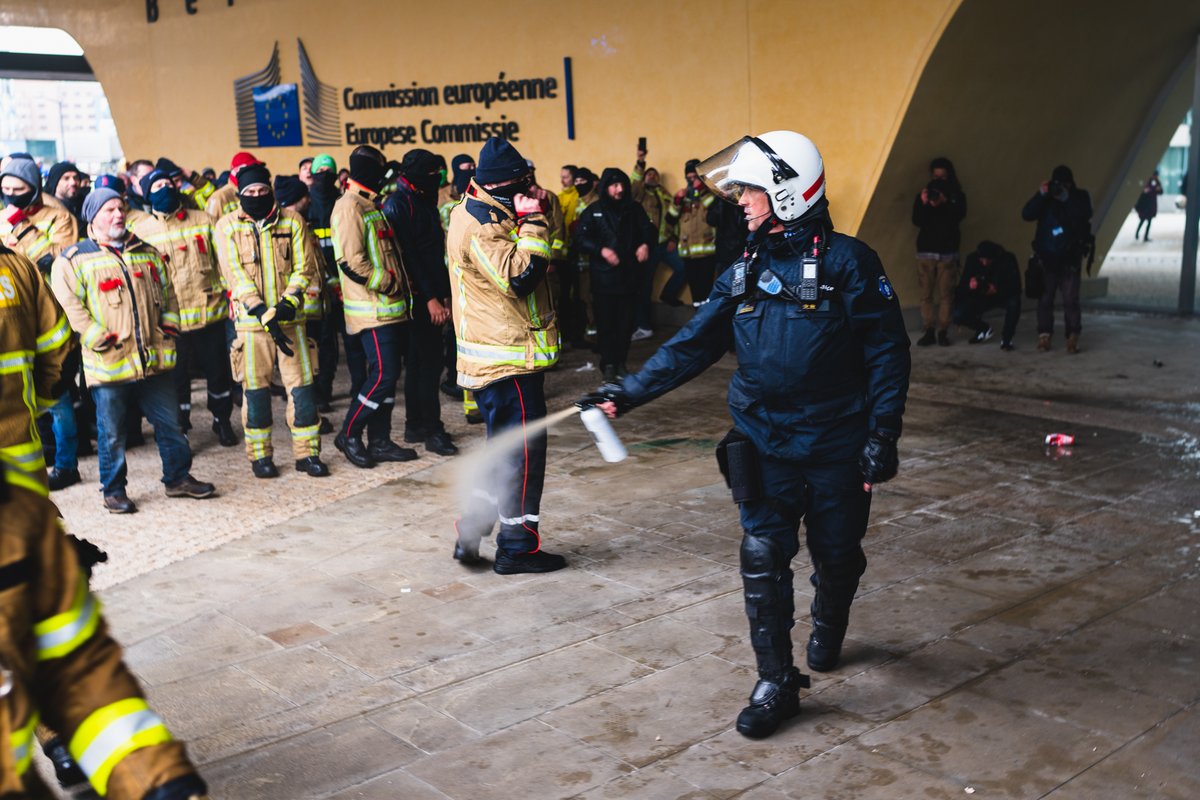 Fireman protesting in front of the Le Berlaymont.
#protest #teargas #fireman #berlaymont