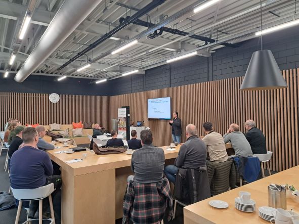 Welke kwaliteitscriteria gelden bij het beoordelen van glas? Welke fouten zijn wel toelaatbaar, welke niet?<a href="/KenniscentrGlas/">Kenniscentrum Glas</a> kwam vandaag onze klanten en onze eigen medewerkers een training geven over deze vragen. Dank voor de interessante ochtend!