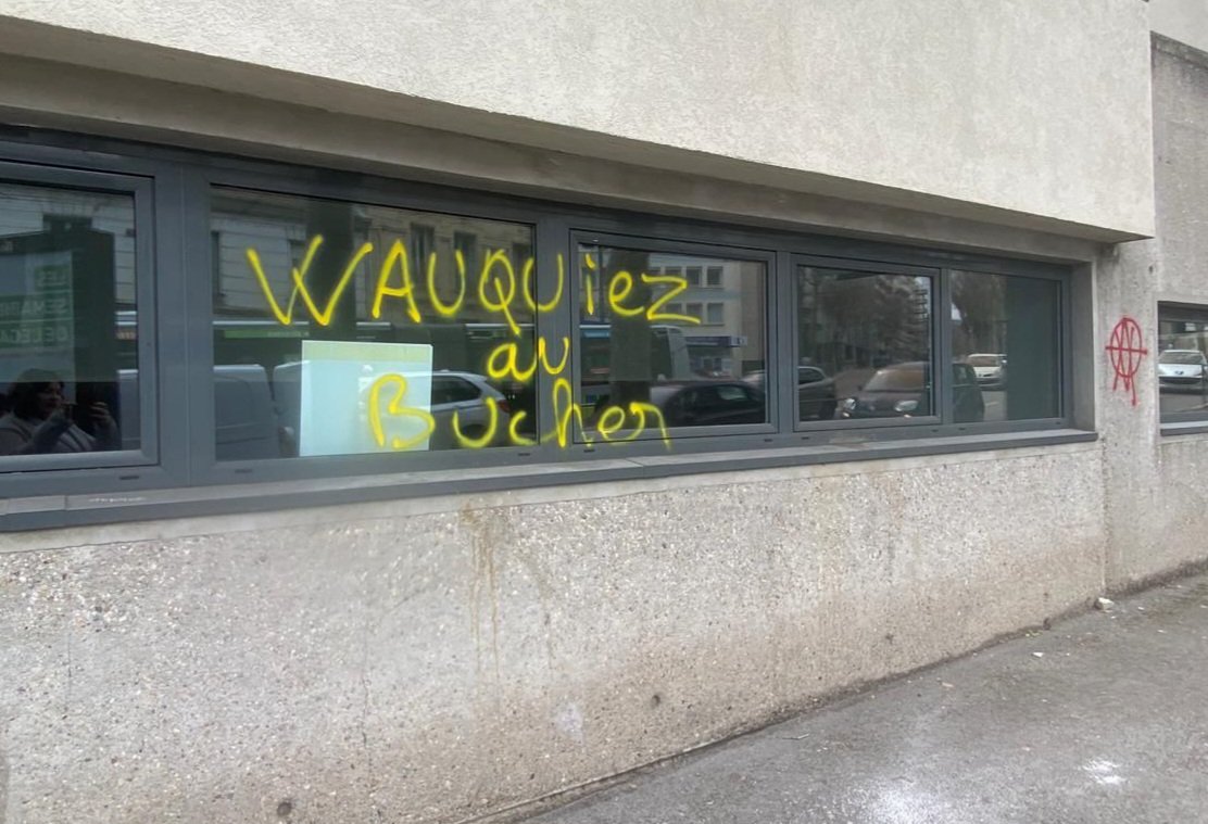 elus_lr_dvd_sc's tweet photo. Nous condamnons avec la plus grande fermeté les tags outrageants et menaçants à l'encontre de @laurentwauquiez tagués ce jour par des manifestants contre la réforme des retraites à l'antenne régionale de Saint-Etienne. Nous espérons que les auteurs seront identifiés et punis. https://t.co/7b58NkHf0o