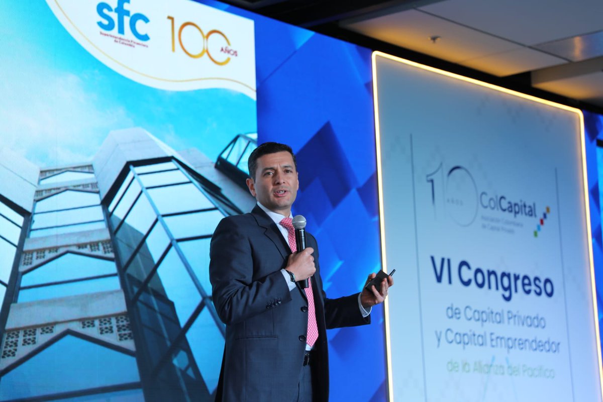 SFCsupervisor's tweet photo. Mensaje del Superfinanciero, Jorge Castaño, en el #CongresoColCapital: existen múltiples oportunidades en los fondos de capital privado para innovar y lograr un crecimiento sostenido en el largo plazo. https://t.co/1HFYdtVMIX