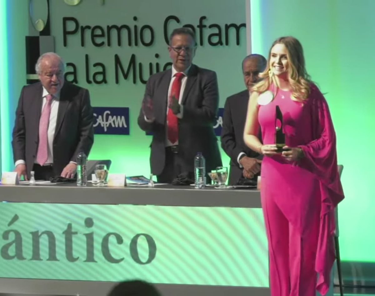 #FelizMartes y felicitaciones a todas esas #MujeresGrandiosas que como María Claudia de la @Funfinsocialorg están siendo reconocidas en los #PremiosCafan2023 por la gran labor que hacen para darnos un mejor país. @finsocial_sas