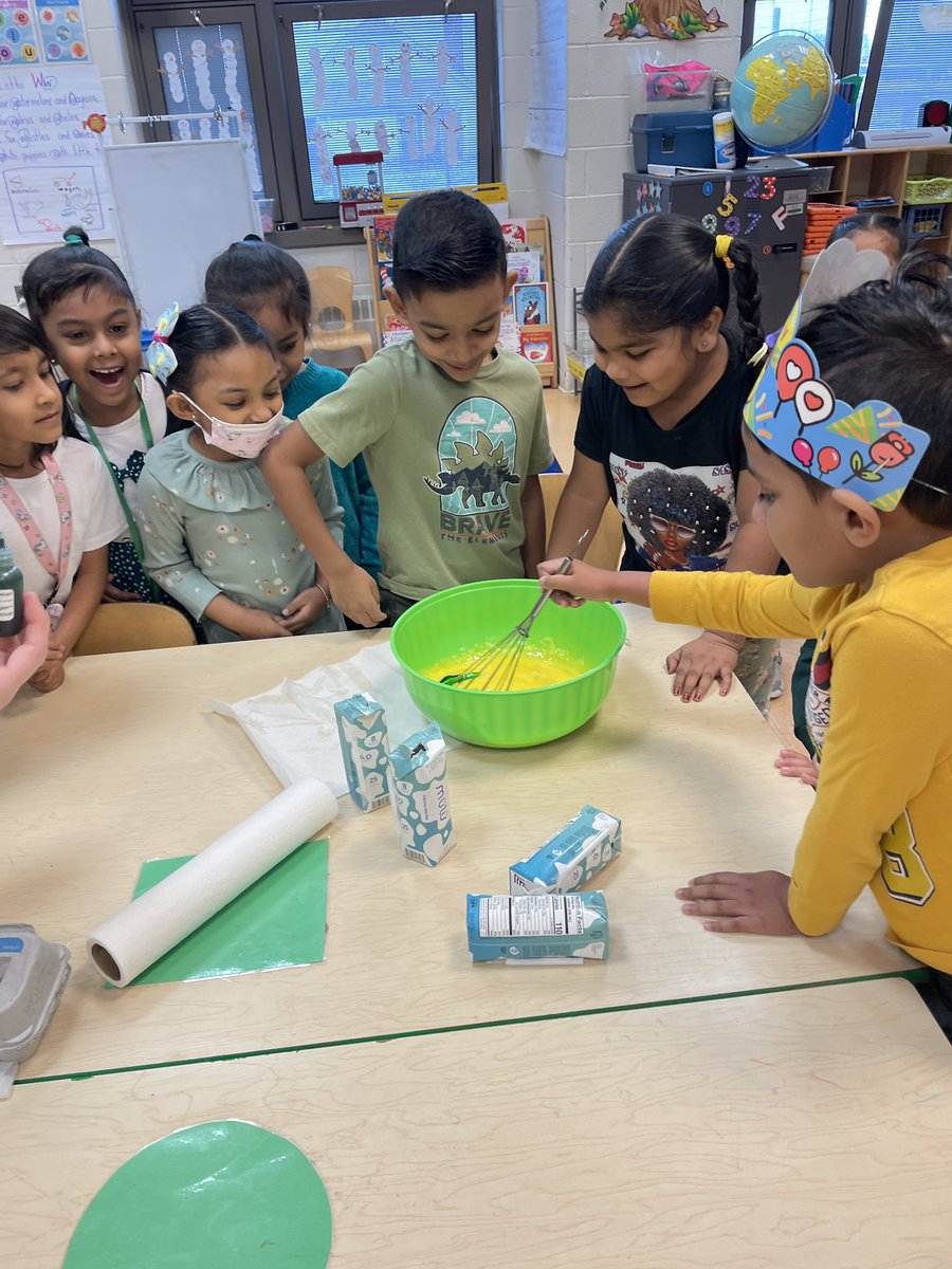 100qPs's tweet photo. P.S. 100Q celebrates Dr. Seuss week. Green eggs and ham, anyone??? @WendyDrago4 @PS100Q @NYCSchools @D27NYC @span_maureen https://t.co/3RrQPcgus2