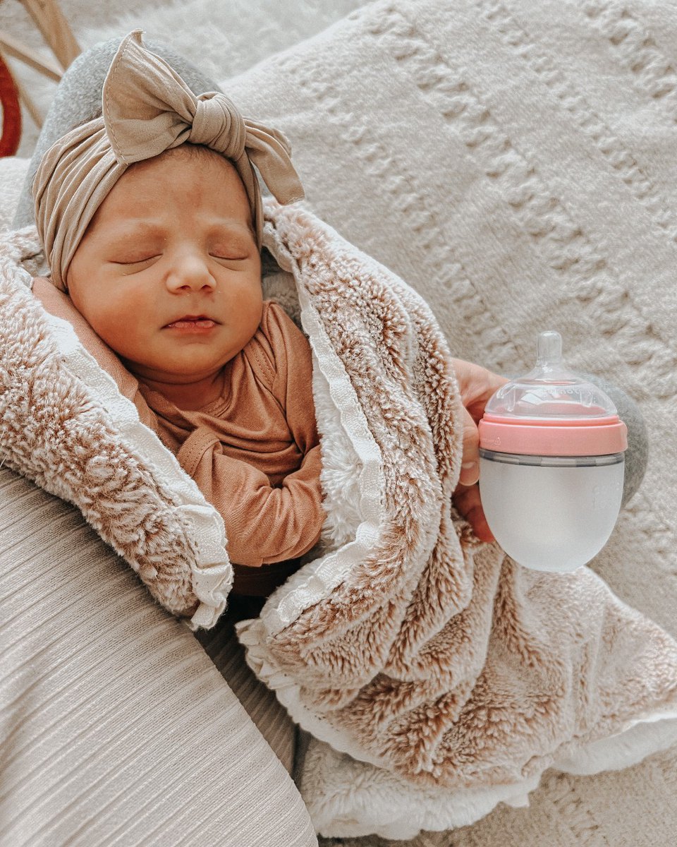 comotomobaby's tweet photo. Our bottles are designed with soft, squeezable #foodgradesilicone for a comfortable grip and easy feeding 🍼 What's your favorite Comotomo #babybottle feature?
Via Instagram: https://t.co/sS6JT830tN @marinaaafranco
#ComotomoCommunity #babybottles #anticolic #babymusthaves https://t.co/2Qe1ur6IeK