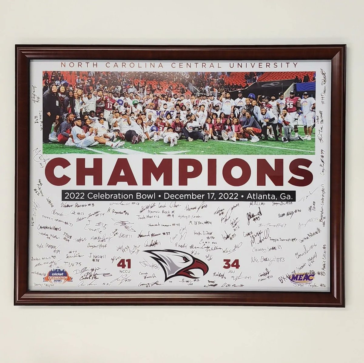 FastFrameDurham's tweet image. 2022 Celebration Bowl poster signed by the Champions in a simple brown frame and conservativtiongradeglassto makesure those signatures won't fade. #eaglepride #nccu #HBCU #FastFramedurham
