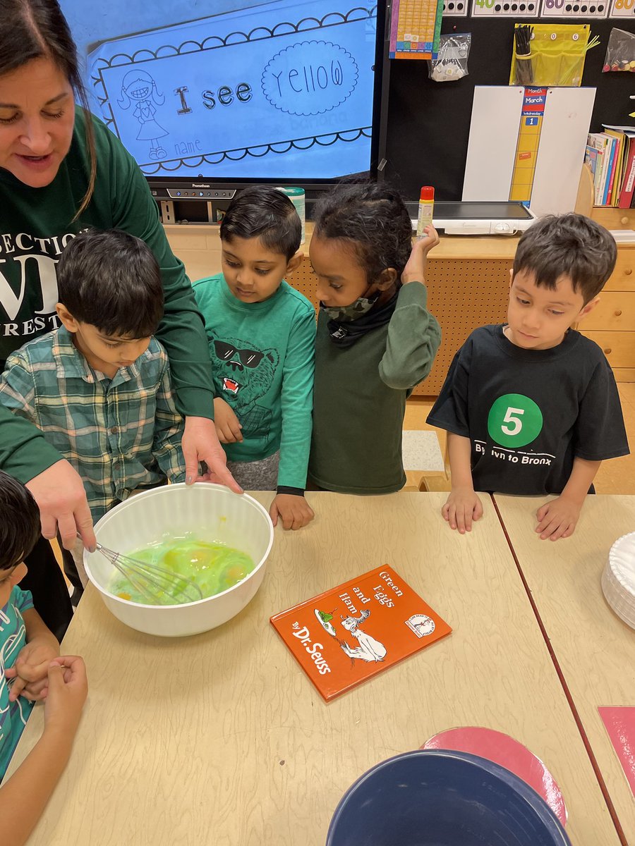 100qPs's tweet photo. More Dr.Seuss week at P.S.100. @span_maureen @WendyDrago4 @PS100Q @D27NYC @NYCSchools https://t.co/DfHQvYiZ8z