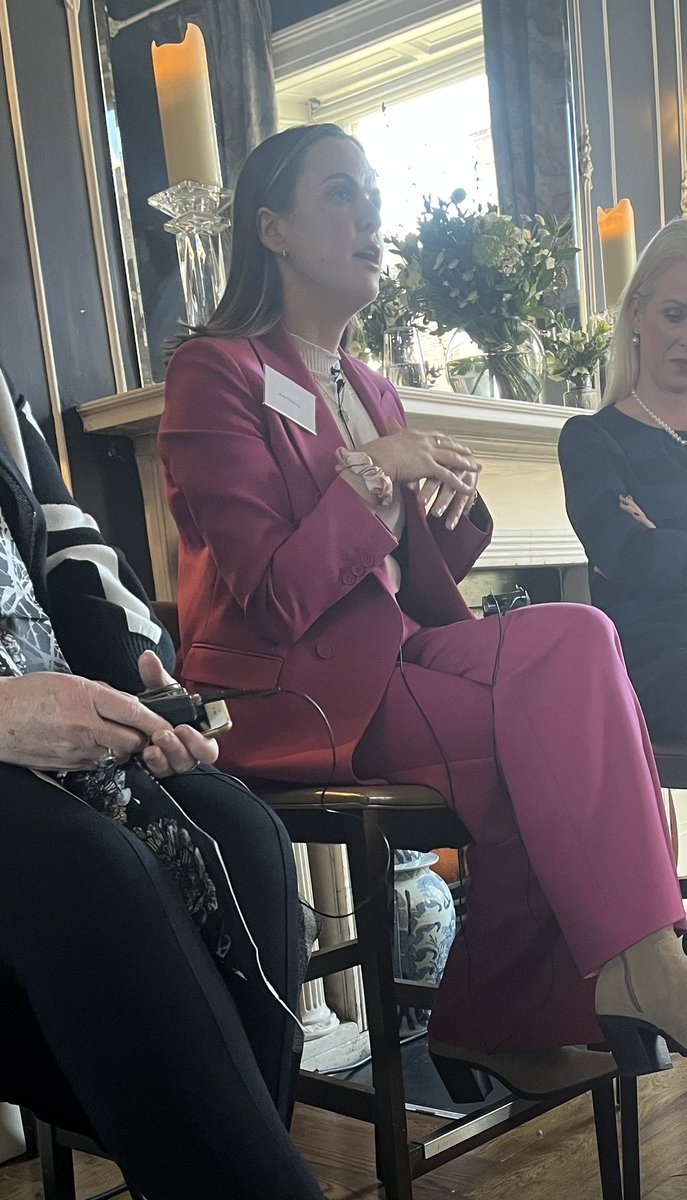 Fascinating insights from Aine <a href="/weareriley21/">WeAreRiley</a> about their start-up journey incl.  importance of mentorship as well as their partnership &amp; support of charities here &amp; in Africa educating &amp; supporting girls / women #iwd <a href="/GlandoreNetwork/">Glandore</a> Keep up the great work ladies 💫