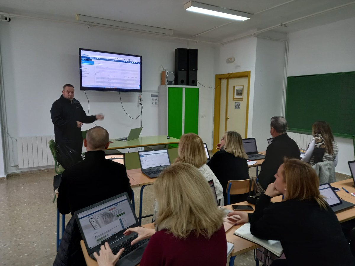 #grupodetrabajoCEP Asesoramiento sobre programación #SdA en Séneca en el CEIP Miguel de Cervantes <a href="/CeipOlvera/">Ceip Miguel de Cervantes Olvera</a> de Olvera con Juan Antonio Moreno Serrato <a href="/EducaAnd/">Consejería Desarrollo Educativo y FP</a>