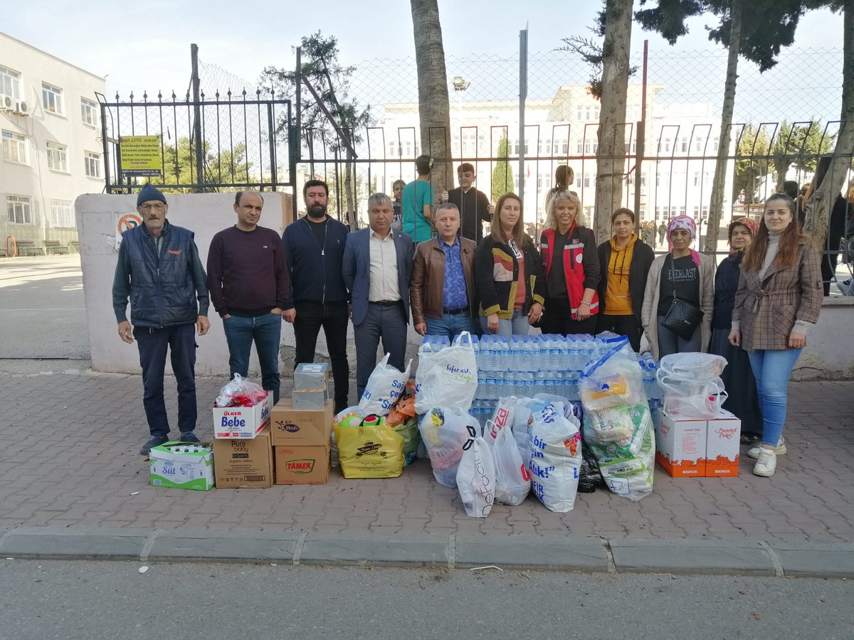 Canan16576004's tweet photo. Okul Veli El Ele projemiz kapsamında toplanan yardımlar Hatay'a doğru yola çıktı.
Vali Sabahattin Çakmakoğlu İlkokulu
@MersinMEM 
@MersinValiligi 
@AdemKoca46 
@OguzhanTulucu 
@MikailEREN33 
@Nazmikendigelen 
@Yavuz_3833 
@meb_argeturkiye 
@mebhbogm https://t.co/M2S4DqfW4x