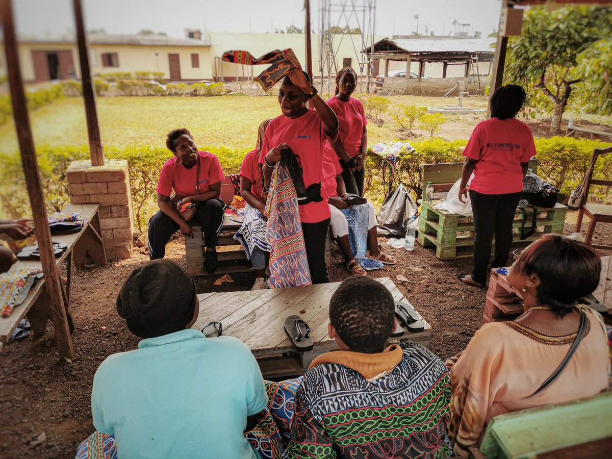MaholaCameroun's tweet image. Throwback Prison de Mbanga. Mars 22.
Chaleureux moments avec les femmes détenues en prélude à la célébration de la journée internationale de la Femme.
#prison #WomensDay #socialactivity #help #Cameroun #afrique