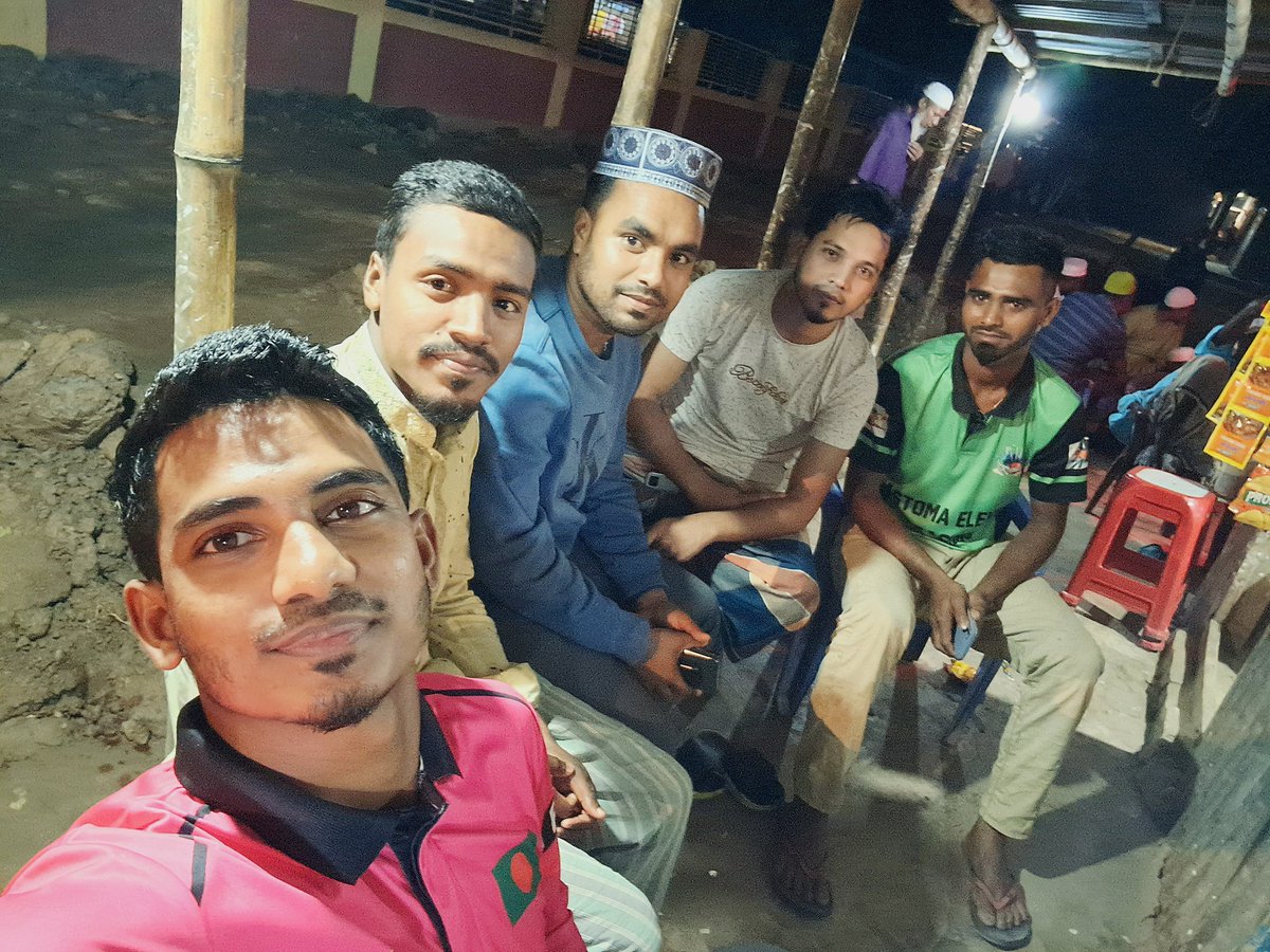 টঙ দোকানের চা'য়ের আড্ডাটা একদিন অনেক মিস করব। 😊