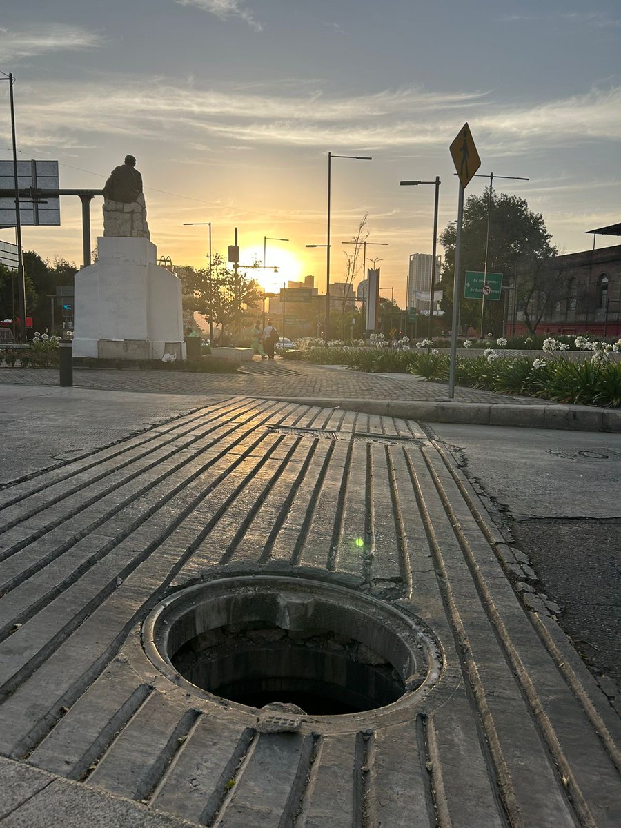 livlmzn's tweet photo. @C5_CDMX @SacmexCDMX @CFEmx @CFE_Contigo @locatel_mx @UCS_GCDMX @AlcCuauhtemocMx ⚠️🚩 COLADERA SIN TAPA en Av. Chapultepec entre Dr. Lucio y Av. Cuauhtémoc / Bucareli  col. Doctores, en el retorno del metrobús.  Cualquiera sobre todo en la noche puede accidentarse. https://t.co/xnYepriyWh