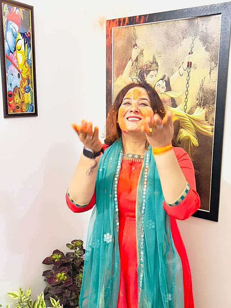 RupaRajput8's tweet photo. यारों  की   हुड़दंगी,  टोली  आयी रे 
प्रीतम से मिलने, हमजोली आयी रे
पिचकारी  गुबारे ,गुजियाँ  रंगोली 
फाग सुनाता फागुन ,होली आयी
✍️ रुपा राजपूत
#holi #holifestival #ruparajput https://t.co/Uj7JlOlpXI