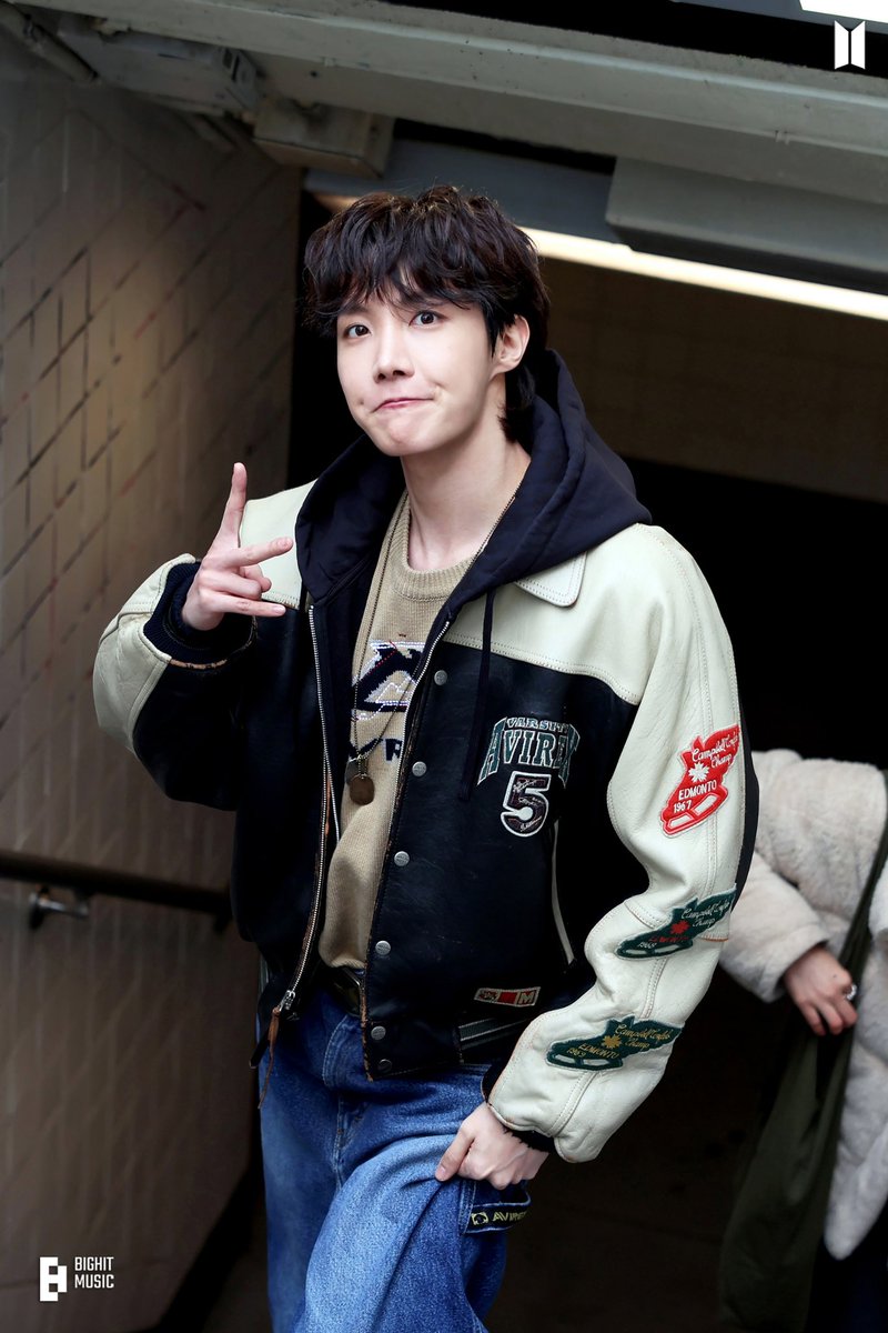 94blueeside's tweet photo. El mas lindoo 😘😘😘 #on_the_street #JHOPE https://t.co/rZ5CzKbwVj