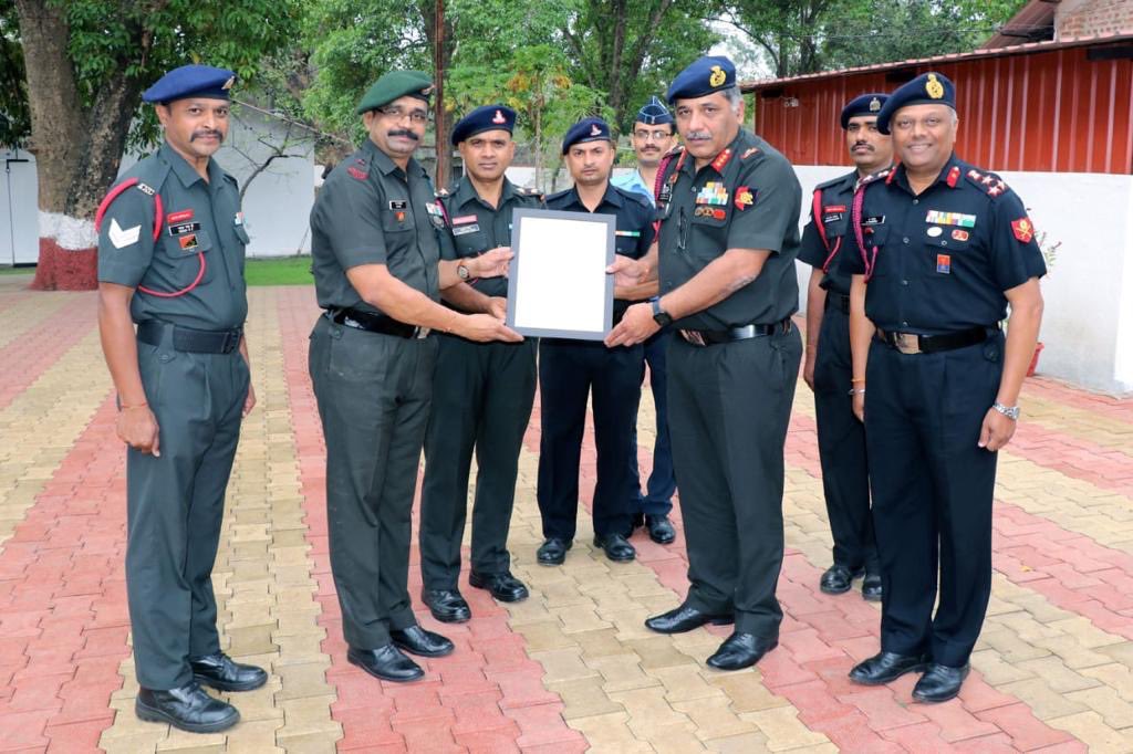 PRODefPune's tweet image. Commandant, School Of Artillery, #Devlali felicitated 112 MC/MF Det on being adjudged Best MCO- 2021-22. He congratulated all personnel of Devlali MCO for their excellent and dedicated service.
#OnPathToTransformation

@SpokespersonMoD @adgpi @IaSouthern @PIBMumbai @airnewsalerts
