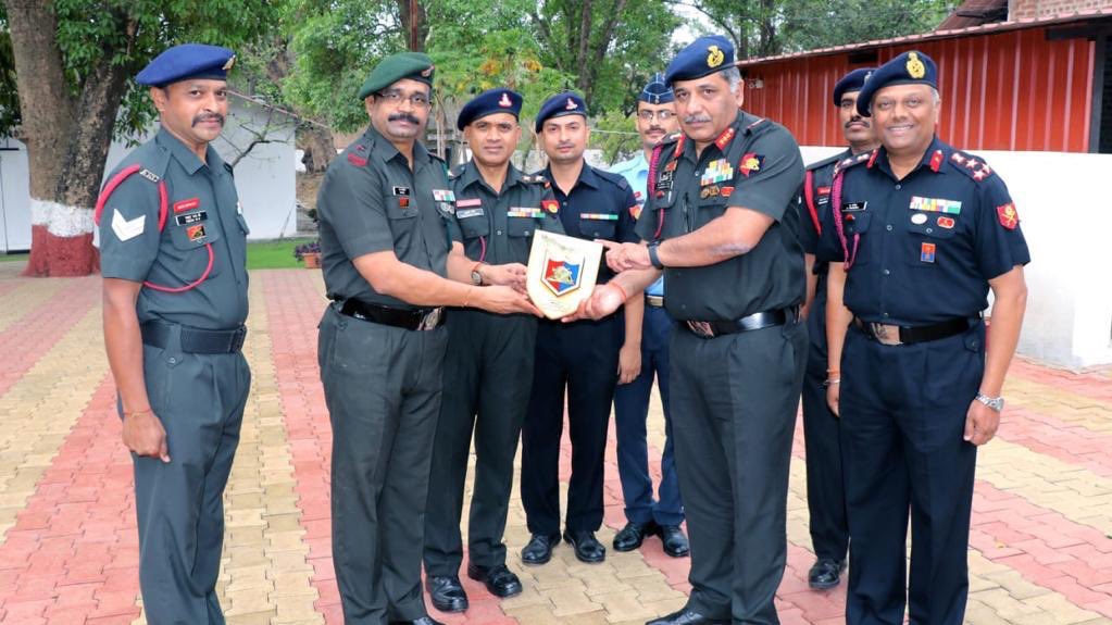 PRODefPune's tweet image. Commandant, School Of Artillery, #Devlali felicitated 112 MC/MF Det on being adjudged Best MCO- 2021-22. He congratulated all personnel of Devlali MCO for their excellent and dedicated service.
#OnPathToTransformation

@SpokespersonMoD @adgpi @IaSouthern @PIBMumbai @airnewsalerts