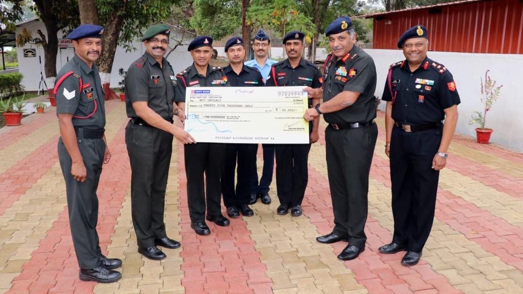 PRODefPune's tweet image. Commandant, School Of Artillery, #Devlali felicitated 112 MC/MF Det on being adjudged Best MCO- 2021-22. He congratulated all personnel of Devlali MCO for their excellent and dedicated service.
#OnPathToTransformation

@SpokespersonMoD @adgpi @IaSouthern @PIBMumbai @airnewsalerts