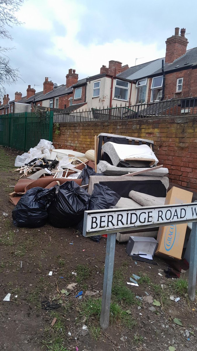 Berridge Road West/Lambert Street has been an ongoing flytipping hotspot for a very long time! Great work by CPO's this afternoon who have issued a £300  fixed penalty notice for flytipping to a local resident. #cleaner #hysongreen #ng7
