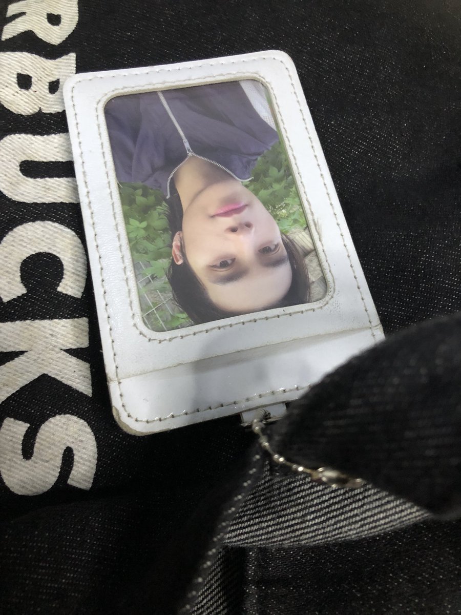 Once_dre's tweet image. wtf😭😭 kanina bumili ako sa convenience store with my pc and yung cashier sabi nya "di naman ata galing sa kantot yung photocard mo no?" sobrang uncomfy ko kasi pano nya nalaman???