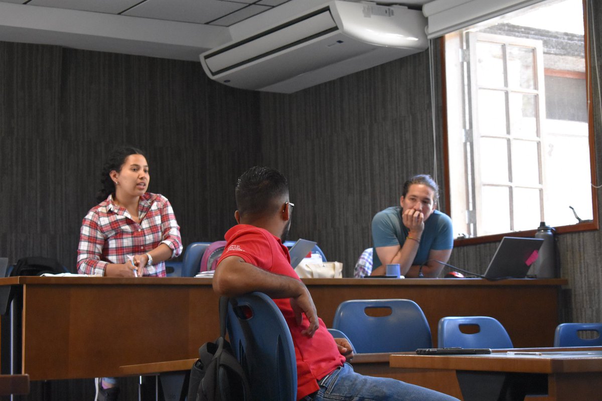 AgtechParaTodos's tweet photo. Socialización y discusión sobre los recientes resultados del proyecto “digitalización de la agricultura de pequeña escala” con estudiantes de pregrado de agronomía y maestría en agro-negocios de la universidad @EAPZamorano  con el acompañamiento de @BiovIntCIAT_esp #AgTechforall https://t.co/ZnS50doPrx