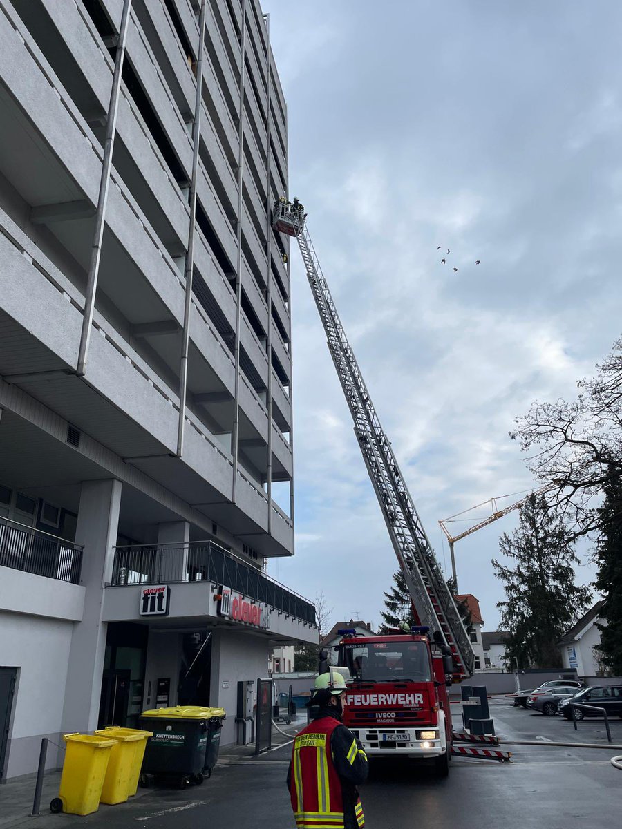 FW_Stierstadt's tweet photo. #Einsatz
#F2Y
#Wohnungsbrand
Di. 07.03.2023
09:14 Uhr
Feuer im 7. OG eines Wohn- und Geschäftshauses in #Oberursel.
#Löschzug der @FW_Stierstadt im #Bereitstellungsraum.
Fotos:
#smtFFstierstadt https://t.co/JP5Xo70ZpC