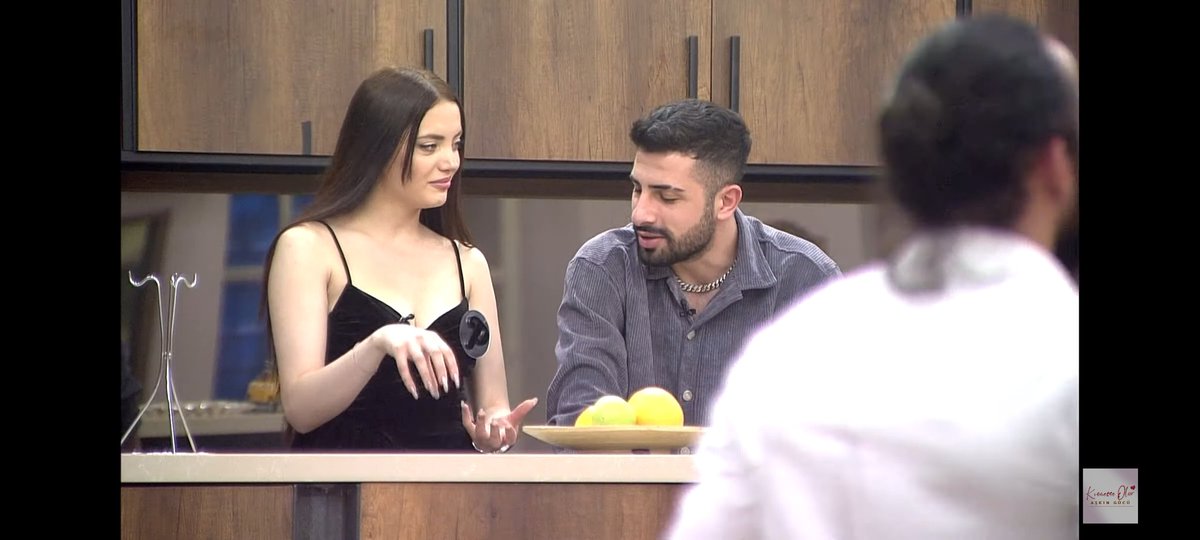 Ölim Baba Ölim Üff Yanıyor şu Yaren ve Erhani kaldirsaydiniz bı biraz daha görseydik.

#ElSed