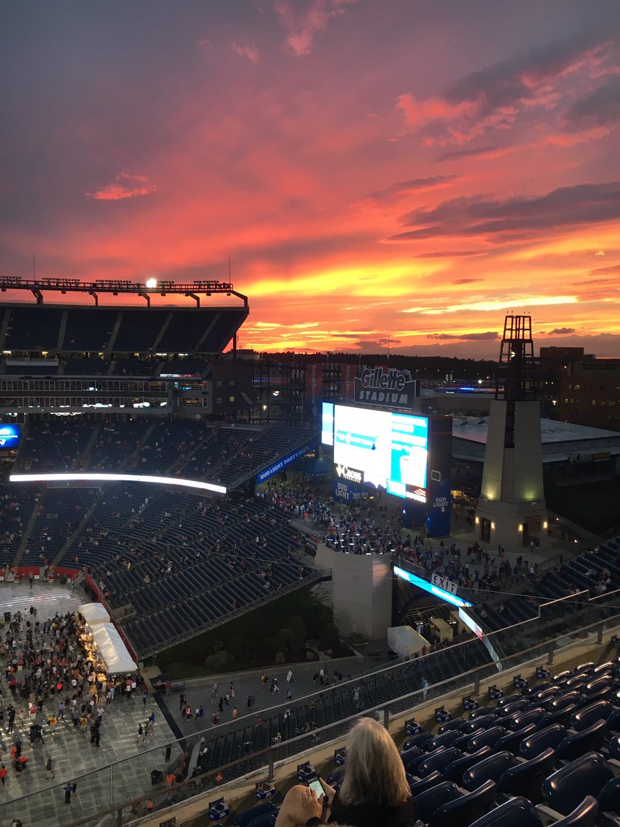 hlthiskrieger's tweet image. Meet me in the rafters @Gillette open to the sky 8/24 #Springsteen23 #TeamLofgren ♥️🌹