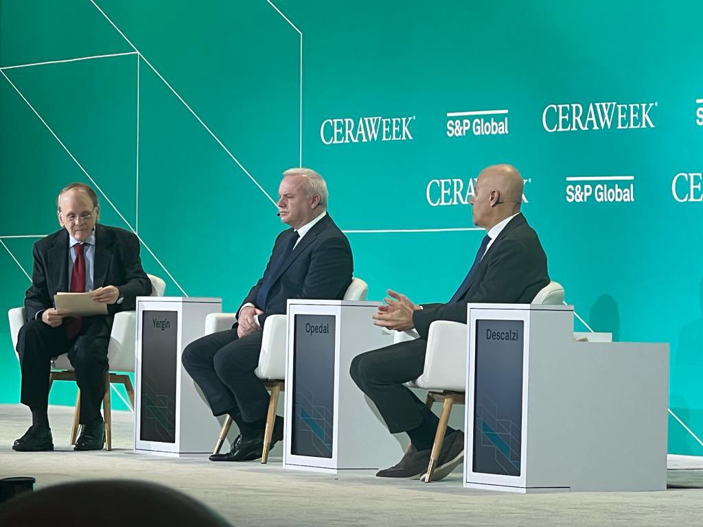 erikamandraf's tweet image. Great to see @CERAWeek hosting a great leadership discussion with @DanielYergin, @eni&apos;s CEO #Descalzi &amp;amp; @andop68 about how ensuring #energysecurity by accelerating #energytransition
#CERAweek