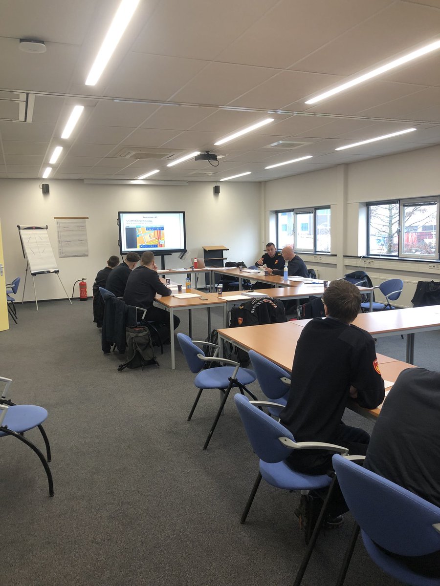 Vandaag les mogen geven aan cursisten van de leergang bevelvoerder. Onderwerp leidinggeven aan brandbestrijding, met casuïstiek overige gebouwen. Toepassen van leiderschapsstijlen en beïnvloedingsstrategieën. <a href="/Vakbekwaam_ZHZ/">Vakbekwaamheid BrandweerZHZ</a> #roosvanleary #brandpreventie #casuïstiek