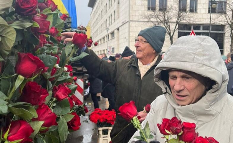 Пособники путинского фашизма, которые принесли цветы к подбитому российскому танку в Берлине, должны быть немедленно выдворены в Россию.

- ретвит, если согласны.