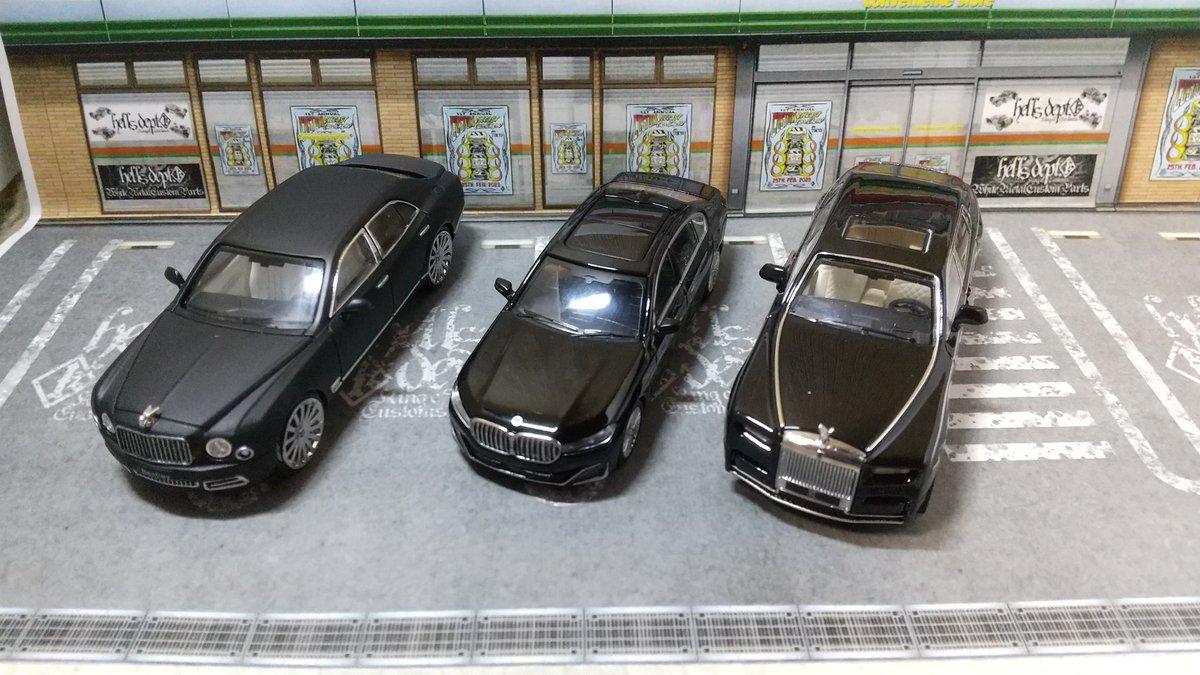 VsW6II31JIxfm8r's tweet photo. 1/64 SC MODELS ベントレー ミュルザンヌ & MINIGT BMW 750Li & ロールスロイス ファントムⅧ
かなり大きい部類のBMW 750Liもこれらに挟まれると小さく見えるな
@64minicar
#ミニカー
#ジオラマシート
#minigt
#scmodels
#BMW
#ベントレー
#ロールスロイス https://t.co/KVSGhAxhyQ