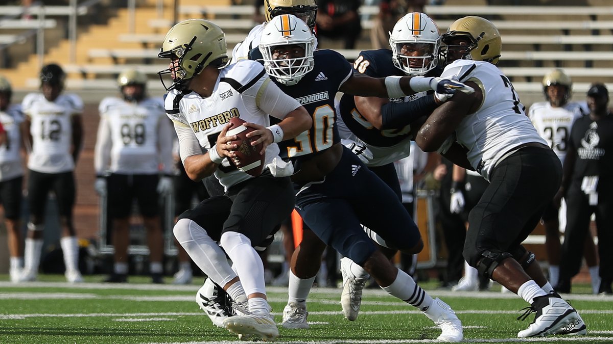 HEROSports_FCS's tweet photo. ▪️#FCS Spotlight▪️

Chattanooga EDGE Jay Person (@jasonperson78)

-2023 sr
-6-3, 224 lbs
-2019 transfer from App State
-2x All-SoCon 2nd team, 1x 1st Team
-2022 SoCon DPOY
-2022 AA
-8th in 2022 Buck Buchanan Award Voting
-career: 168 tkls, 38 TFLs, 17.5 sacks, 6 FF

📸@GoMocsFB https://t.co/t8IKZkVGYK