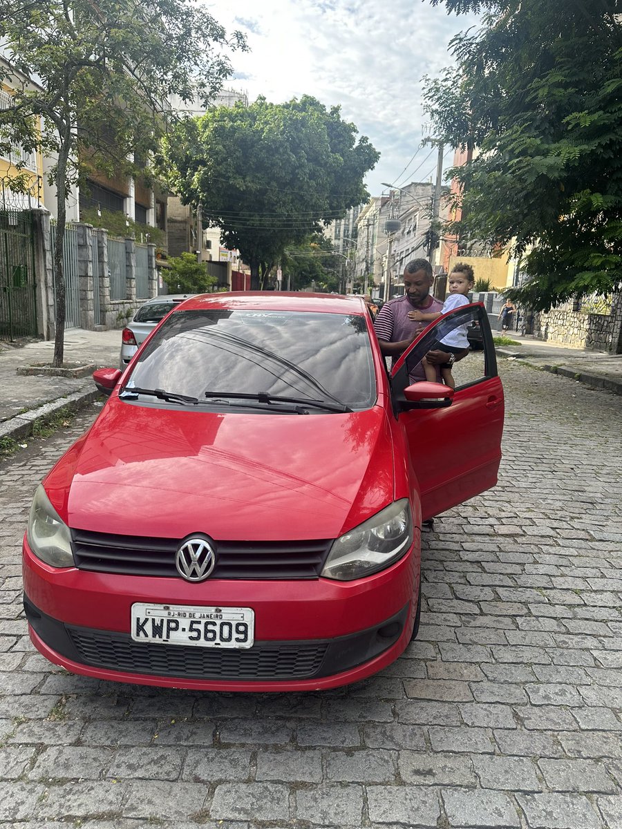 patyeraul's tweet photo. @eduardopaes @GMRio @radiotupi @BomDiaBrasil todo dia esse cidadão faz contra mão achando que por@morar na rua ele@tem esse@direito na rua tem duas escolas rua hipólito da Costa em vila Isabel e ainda com criança no colo e sem cinto 3 infrações graves e nada https://t.co/27eiUZFW0U