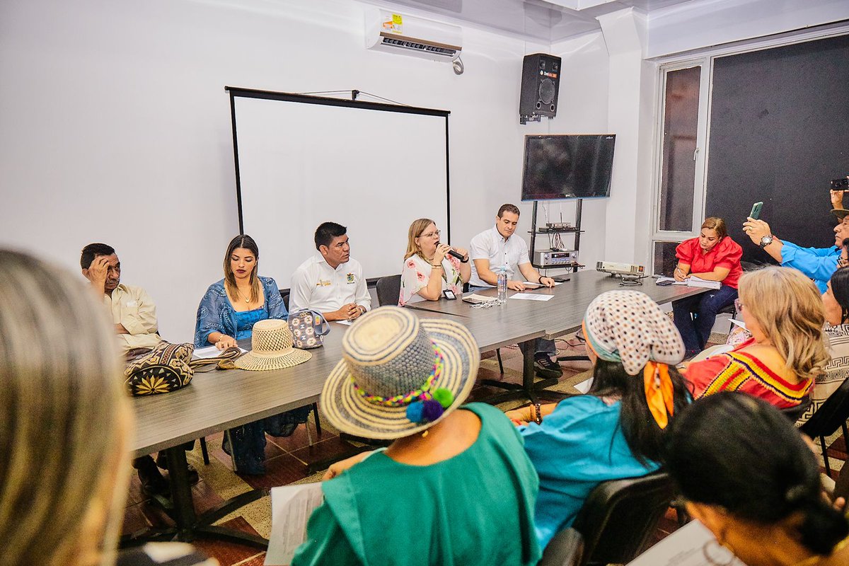 ICBFColombia's tweet photo. 🟢#AEstaHora | @AAstrideliana, directora general, junto con el equipo técnico del #ICBF, participan con la comunidad wayúu en la mesa técnica que busca crear e implementar el modelo de atención integral en el municipio de Uribia, teniendo en cuenta las necesidades del territorio https://t.co/LSWYrtYPIo
