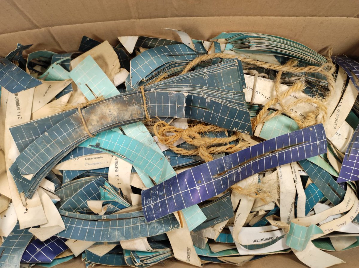 meteocat's tweet image. 📝A l’SMC tenim cura del patrimoni meteorològic: enguany les estudiants en pràctiques de l’@escrbcc Daniela Gurnari, @tcramells i Lara Romera, estan restaurant les bandes de l’heliògraf de l’Observatori del Turó de l’Home (1.706 m, Vallès Oriental) #RescatdeDades #DataRescue.