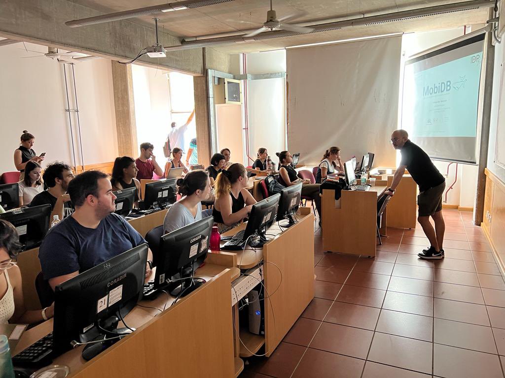 Next in our program we find out about #MobiDB! <a href="/AlexanderMonzon/">Alex</a> from <a href="/UniPadova/">Università di Padova</a> introduces us to this #database that recently turned 🔟 years old! Great discussion despite the temperature ☀️
